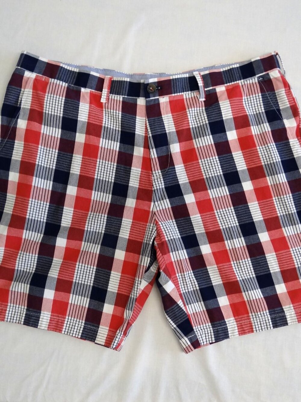 TOMMY HILFIGER Men's Size 40 Plaid Shorts Red Blue White Cotton 8.5" Inseam